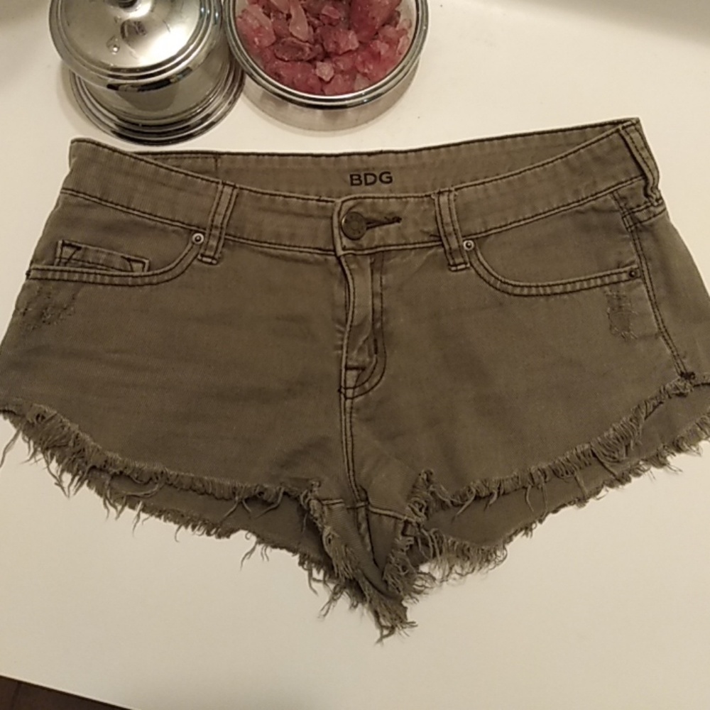 BDG low rise shorts size 27 😍 💚💗